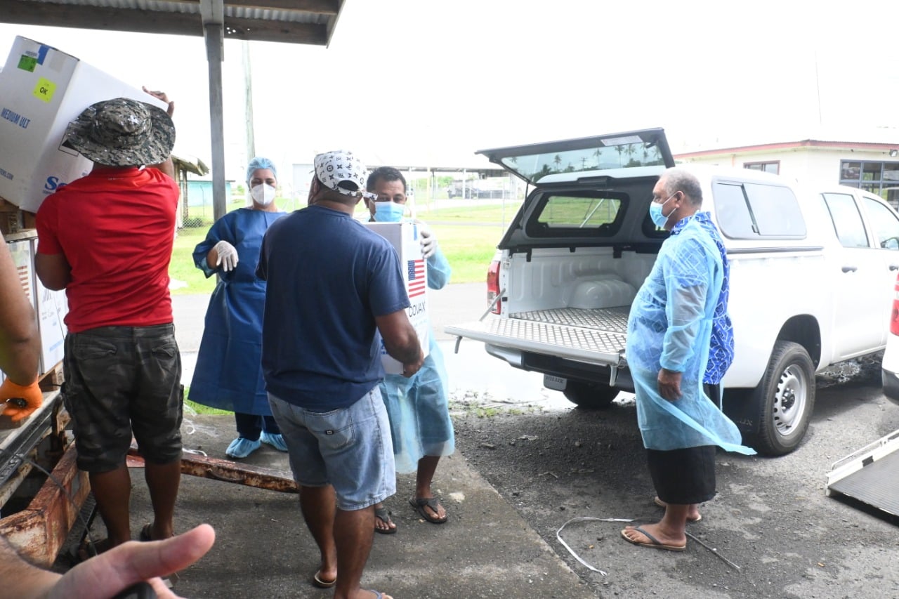 Loading of vaccines onto Ministry of Health vehicles - Radio Samoa